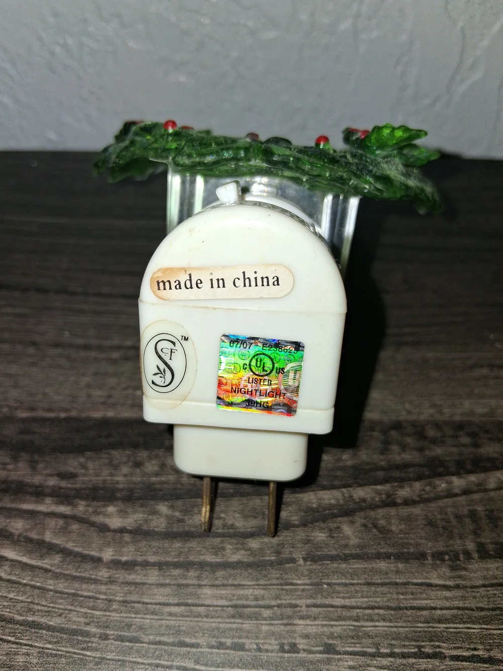 ​Vintage Christmas Green Holly Wreath Night Light Plug In Acrylic Berries 5 Inch